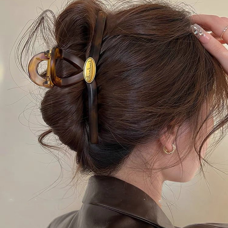 Women'S Fashion Korea - Jepit Rambut Akrilik Huruf Warna Emas